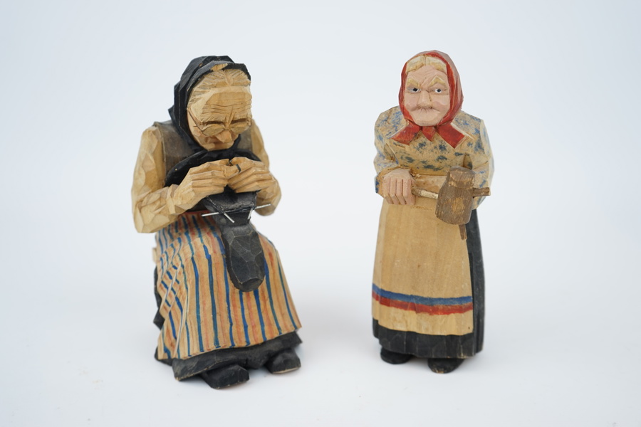 Träfigurer, 2 st, gummor, signerade, bl.a Kaj E. Jönsson, Hannas, daterad 1966.