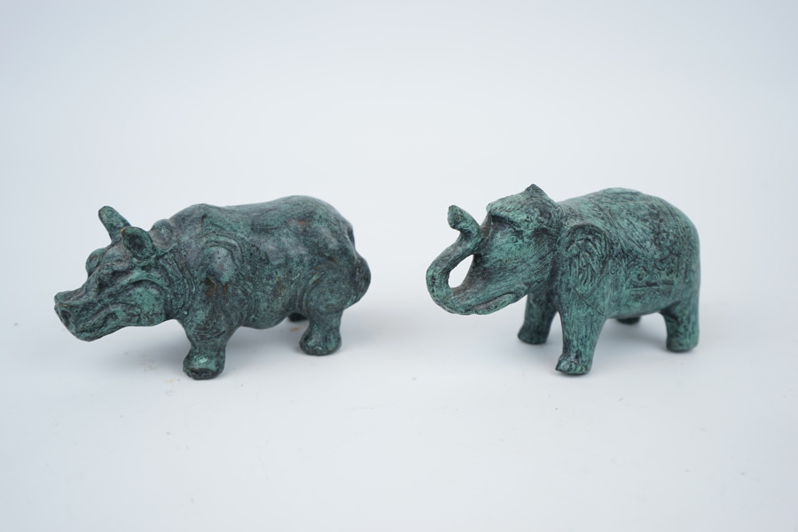 Figuriner, 2 st, noshörning och elefant, brons.
