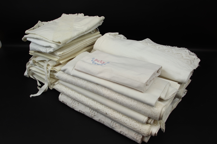 Lakan och örngott med spets och brodyr, ett parti, 1900-tal.