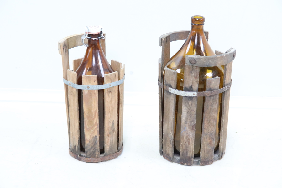 Bryggeriflaskor i träställning, 2 st.