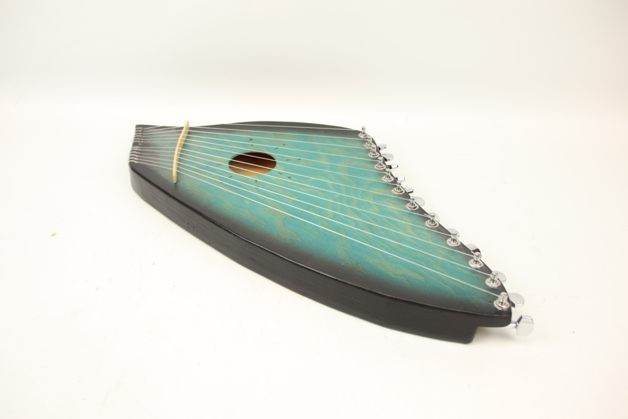 Kantele, trä/metall.