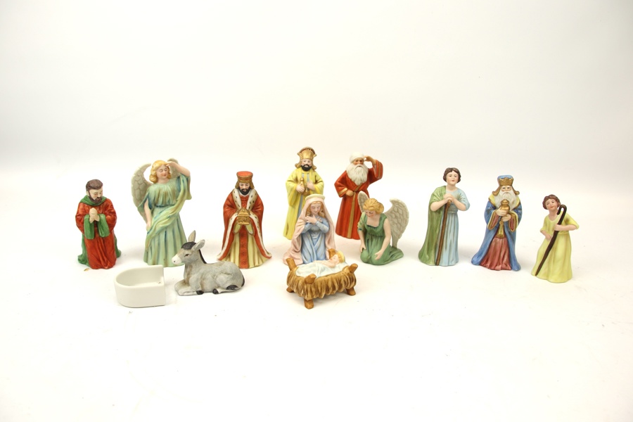 Jenny Nyström, figuriner till julkrubba, 13 delar, porslin, Kalmar läns museum.