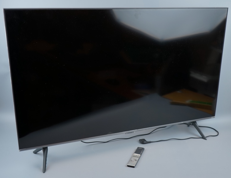 Smart-TV, Samsung, QE43Q84TAU med fjärrkontroll.