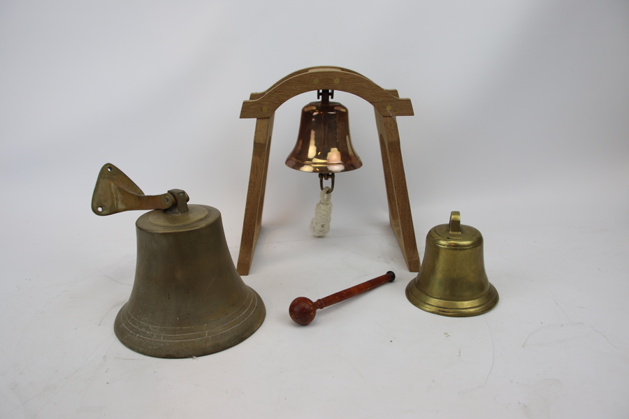 Klockor, 3 st, mässing/trä.