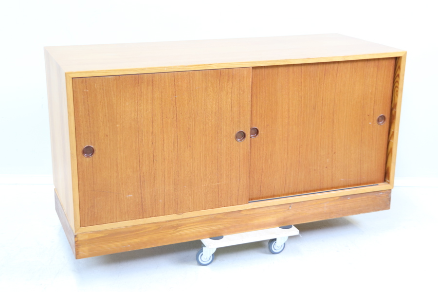 Börge Mogensen, sideboard, skjutdörrar i teak, "Öresund 800", Karl Andersson & Söner.