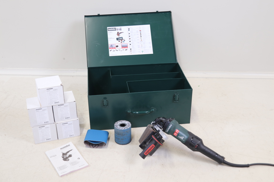 Satineringsmaskin, Metabo SE 17-200 RT, med tillbehör och väska.