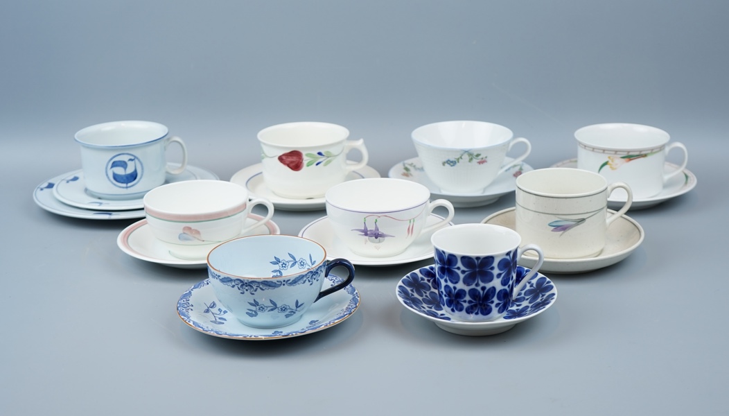 Koppar med fat, 9 st, samt 1 assiett, porslin, Gustavsberg och Rörstrand.