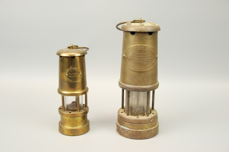 Gruvlyktor, 2 st, mässing, Lamp & Limelight Company och British Coalmining Company.