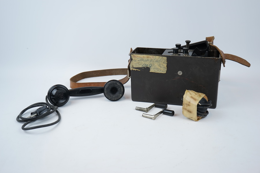 Fälttelefon, plast/skinn/metall, Ericsson.