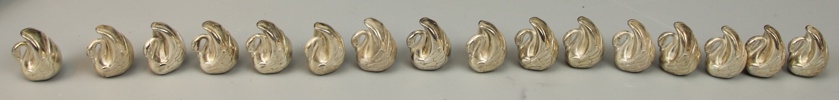 Ljusstakar och placeringssvanar m.m., 20 delar, bl. a nysilver.