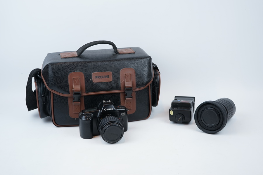 Systemkamera, Canon EOS 1000, med tillbehör.