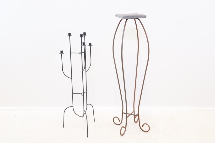 Ljusstake och piedestal, metall/trä.