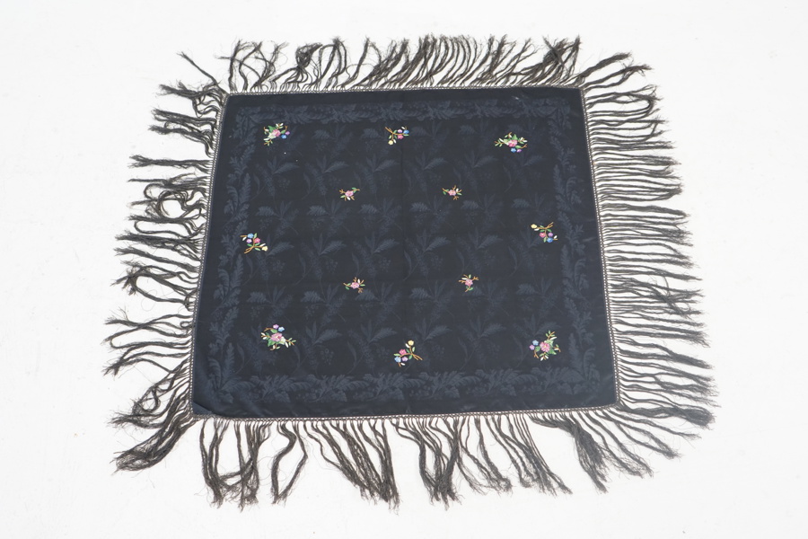 Duk, broderat siden, nr 570. K.A. Almgrens sidenväveri, Stockholm.