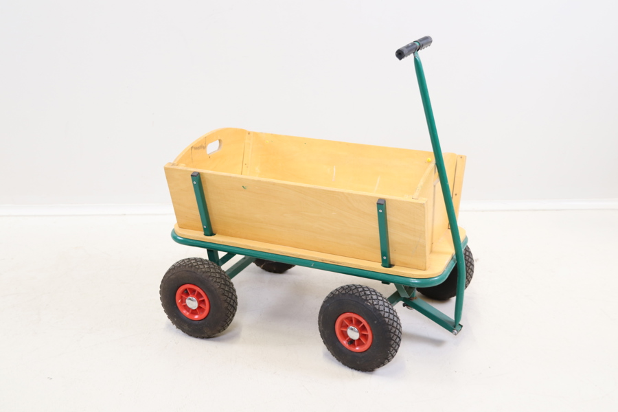 Skrinda, trä/metall.