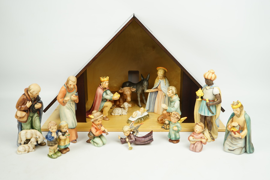 Julkrubba med 16 figurer av porslin, M.I. Hummel, Goebel.