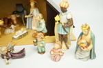 Julkrubba med 16 figurer av porslin, M.I. Hummel, Goebel.