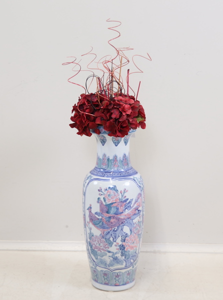 Golvvas, orientalisk stil med påfågeldekor, porslin.