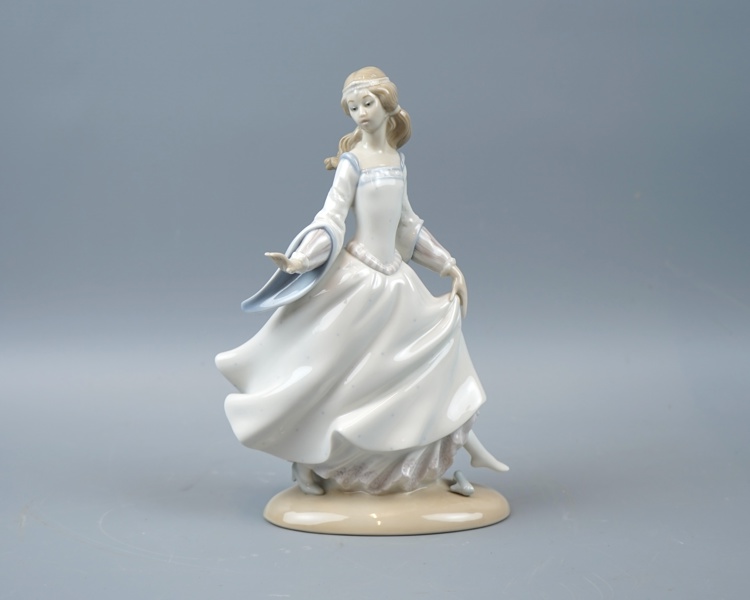 Figurin, ''Askungen'', porslin, Lladro, Spanien.