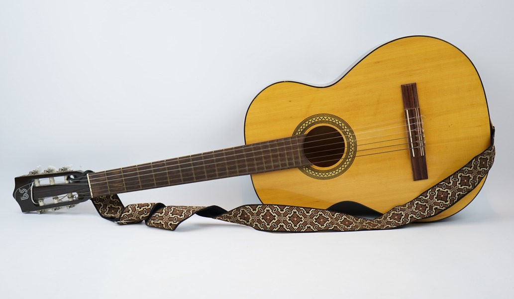 Akustisk gitarr, trä, BS.