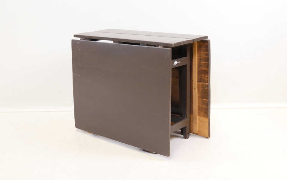 Slagbord, bemålad furu.