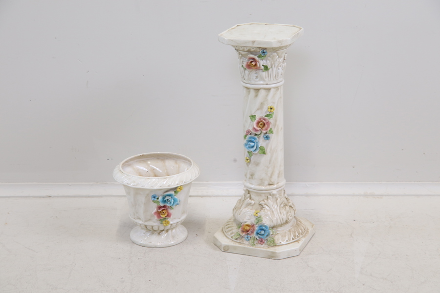 Piedestal och kruka, 2 st, flintgods.