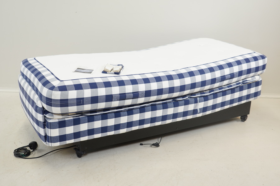 Säng, Hästens Adjustable, på hjul, 2 fjärrkontroller.