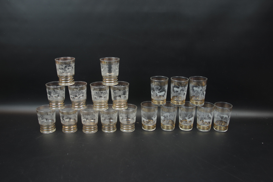 Glasservisdelar, 11+8 st, etsade med gulddekor.