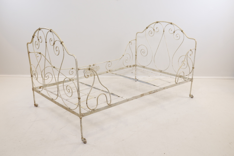 Järnsäng på hjultrissor, Frankrike, 1800/1900-tal. 