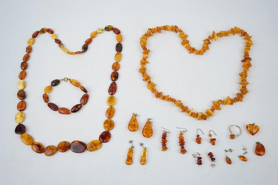 Halsband, örhängen m.m, mest bärnsten.