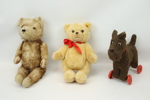 Nallar och leksakshund på hjul, 3 delar, textil, bl.a Steiff.