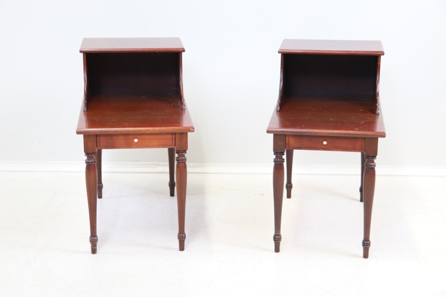 Sängbord, ett par, mahogny.