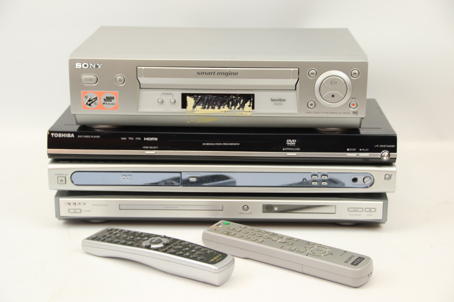 DVD- och VHS-spelare, 3+1 st, bl.a Sony och Toshiba.