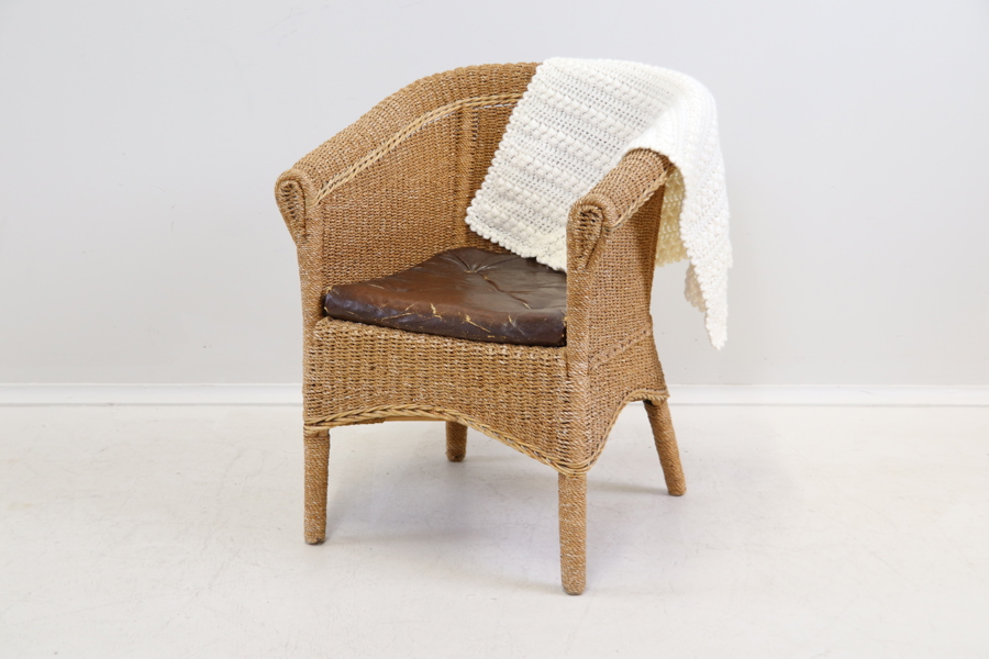 Korgstol med dyna, rotting/konstskinn, filt medföljer.