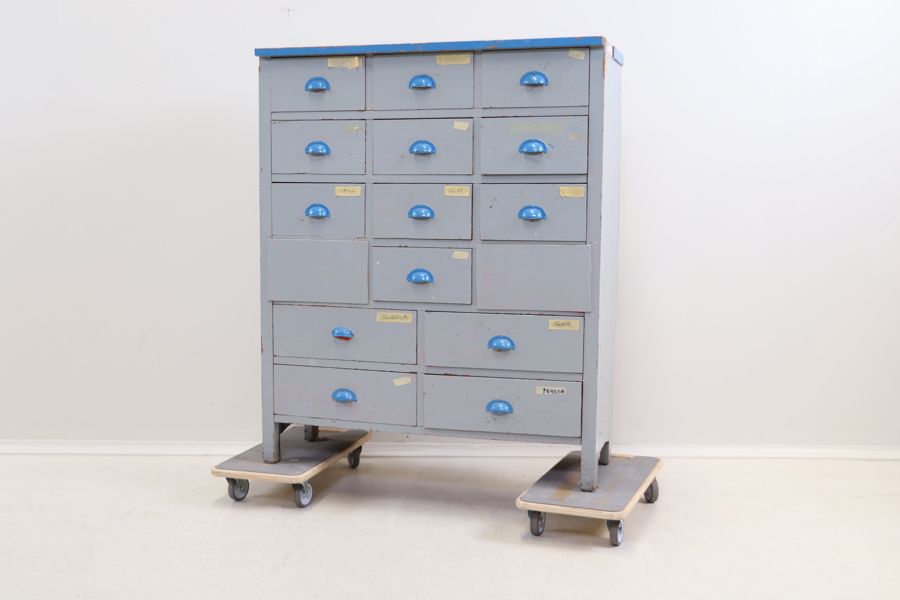 Butiksinredning, 14 lådor, trä.