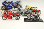Motorcyklar och vespa, 13 delar, bl.a Maisto.