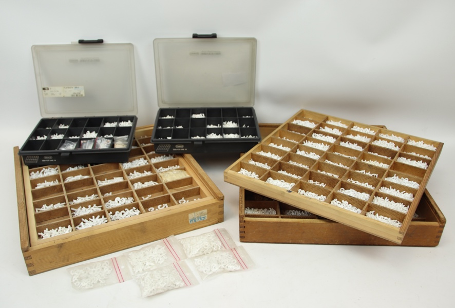 Bokstäver och siffror till namnskyltar, ett parti, plast.