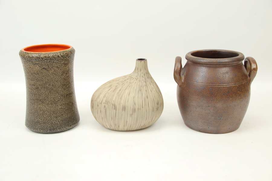 Krus och vaser, 3 delar, keramik, bl.a Mari Simmulson, Upsala Ekeby och Raus.