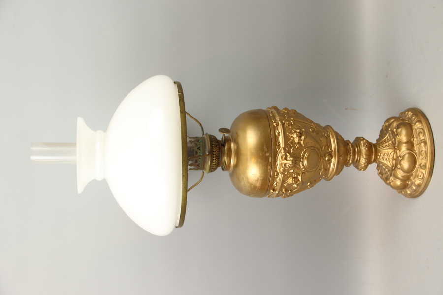 Bordsfotogenlampa, guldbronserad metall/glas.