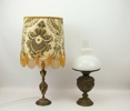 Bordslampa och bordsfotogenlampa, metall/glas.