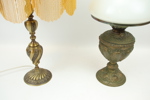Bordslampa och bordsfotogenlampa, metall/glas.