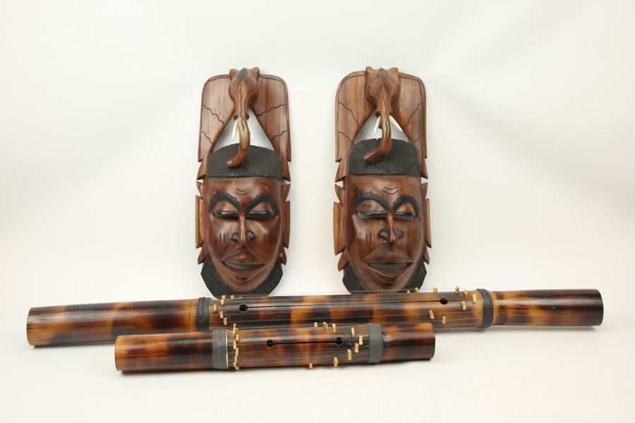 Masker och instrument, 4 st, trä, Afrika.