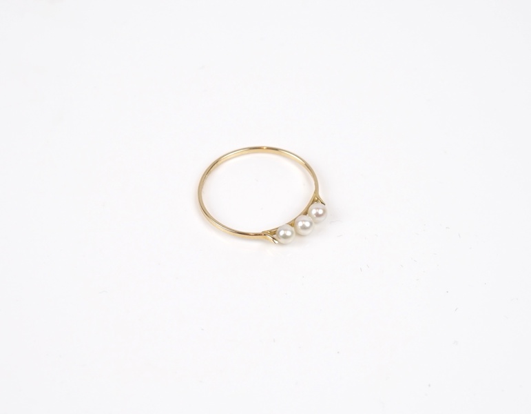 Ring, guld 18k, 3 pärlor.
