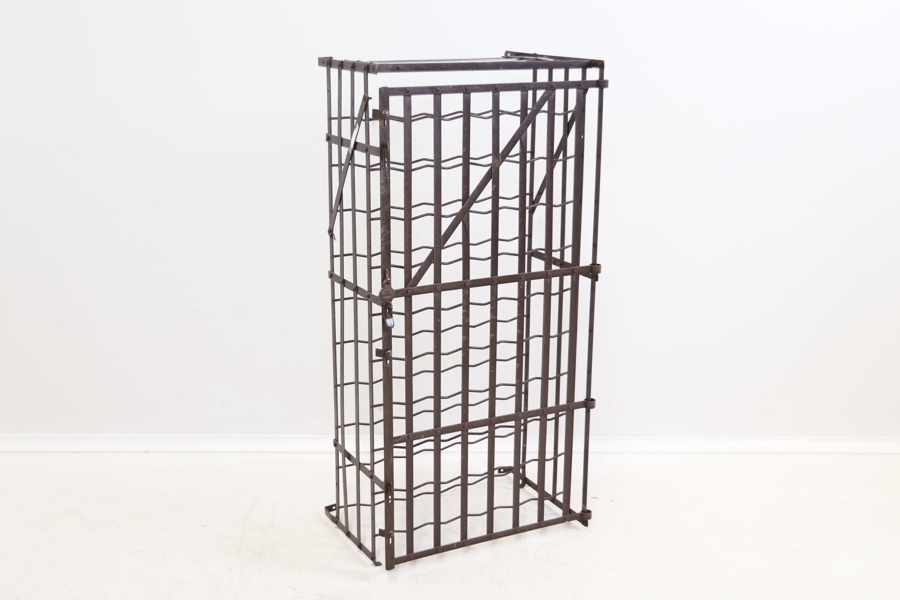 Vinställ för 50 flaskor, metall, Rigidex Déposé, Frankrike.