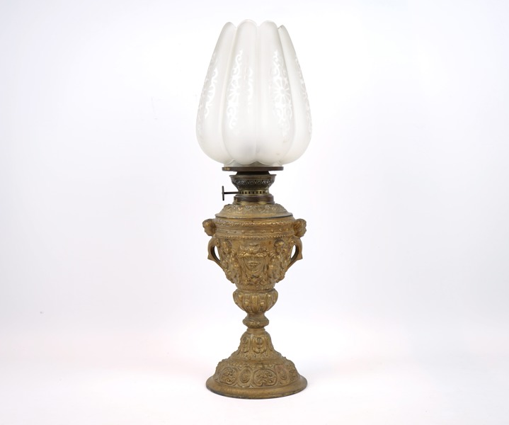 Fotogenlampa, glas/bronserad gjutmetall.