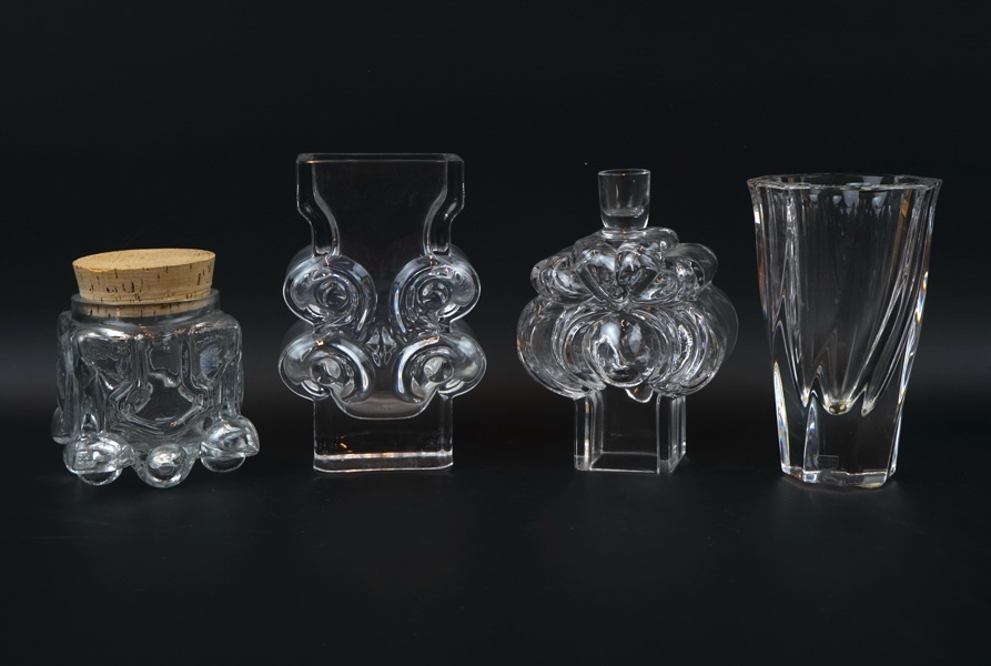 Burk, vaser och ljusstake, 4 delar, glas, Lars Hellsten och Orrefors.