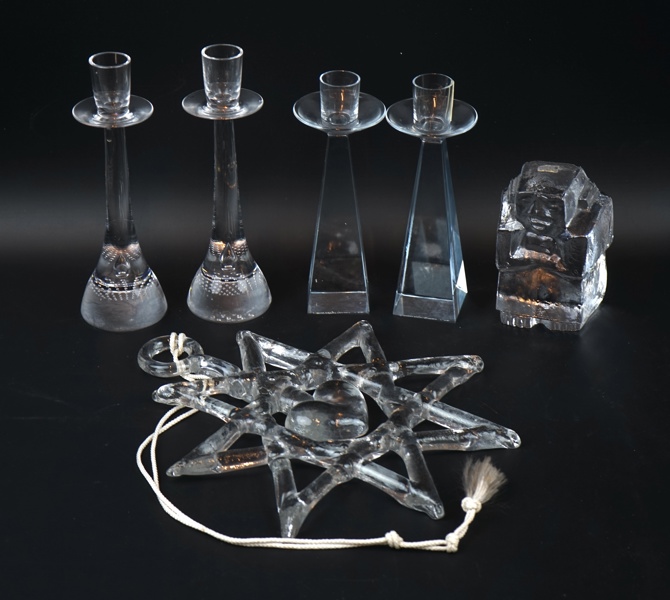 Ljusstakar, fönsterhänge och figurin, 6 delar, glas, bl.a Bertil Vallien och Erik Höglund.
