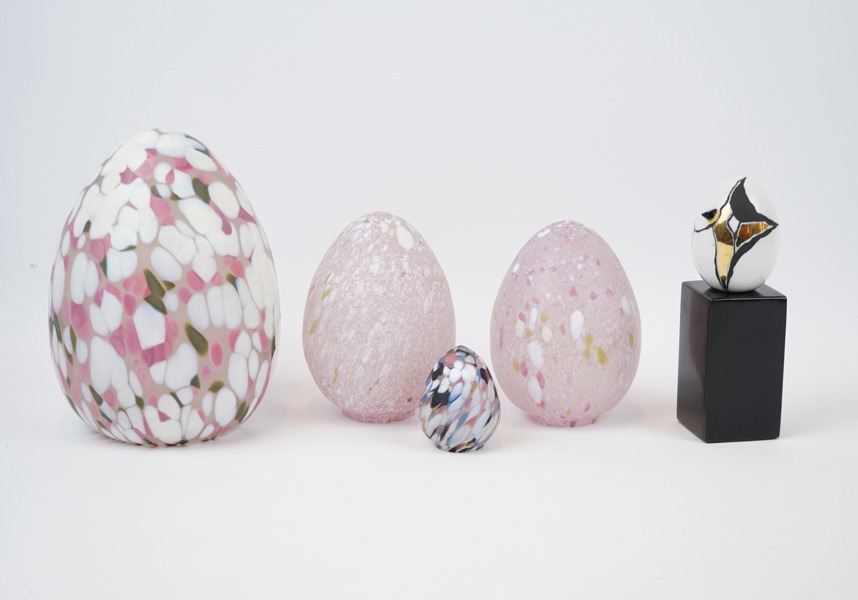 Skulpturer, ägg, 5 st, glas/porslin, Monica Backström och Brita Malmquist.