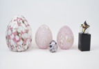 Skulpturer, ägg, 5 st, glas/porslin, Monica Backström och Brita Malmquist.