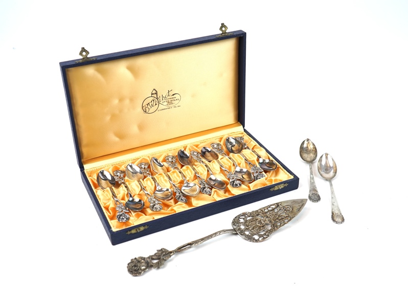 Kaffeskedar och tårtspade, 15 delar, silver, ''Rosen'' och ''Snäck''.