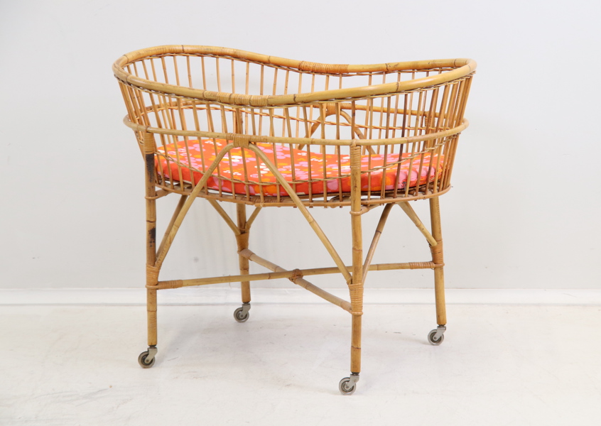 Barnsäng på hjul, rotting/bambu/textil.